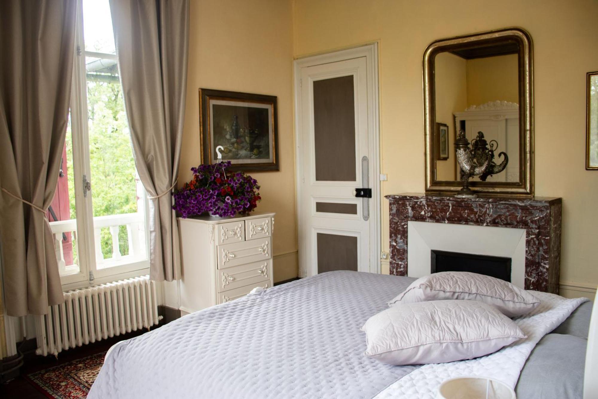Hotel Le Pavillon de St Agnan à Hautefort Extérieur photo